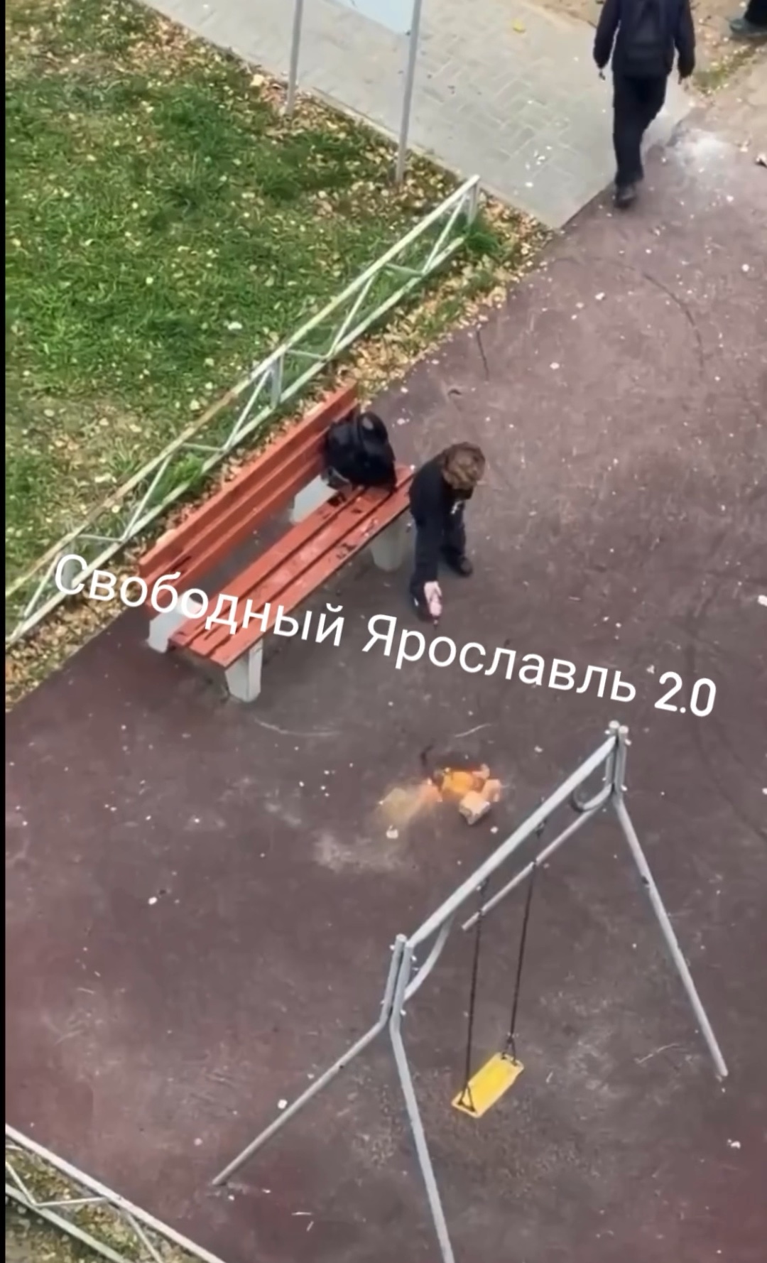 Камеры не спасают: на улице Панина вандалы портят детскую площадку